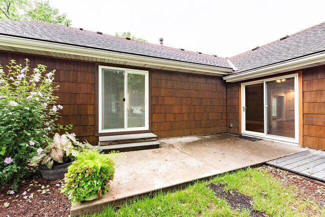 Building Photo - Beautiful 3 Bed Overland Park Ranch Home NEWLY REMODELED