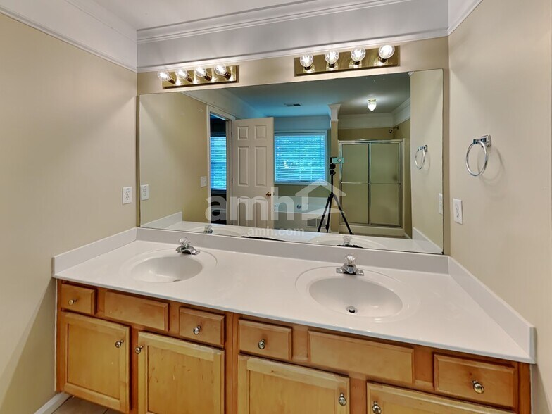 Building Photo - 169 Hunt Creek Dr