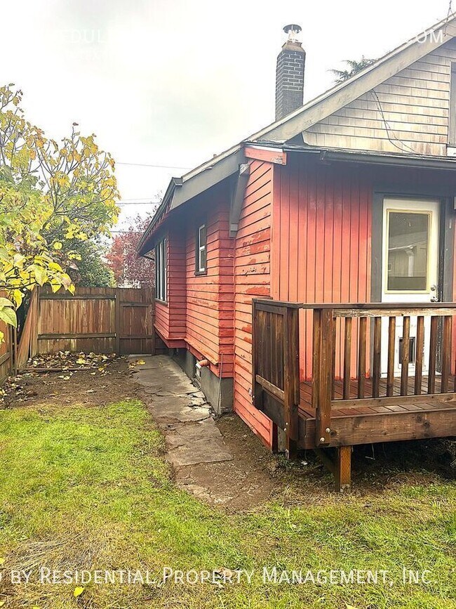 Building Photo - 214 NE Bryant St