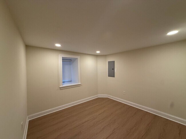 Building Photo - 1402 S 54th St