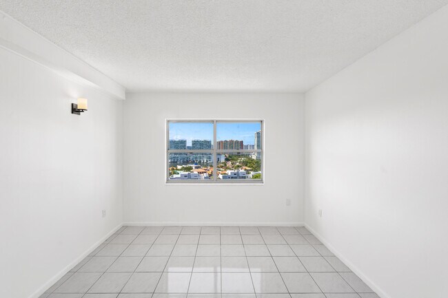Building Photo - 400 Kings Point Dr