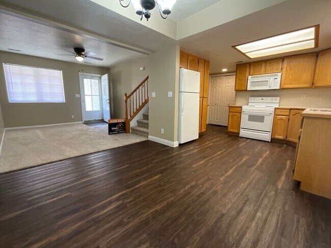 Building Photo - 3 bdrm 2 1/2 bath Townhome