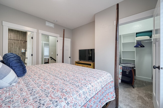 Building Photo - 706 S Saturn Ave