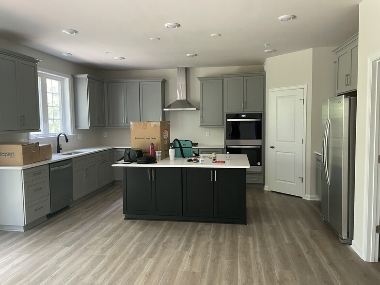 Kitchen w/eat in area - 10910 Meridian Hill Way