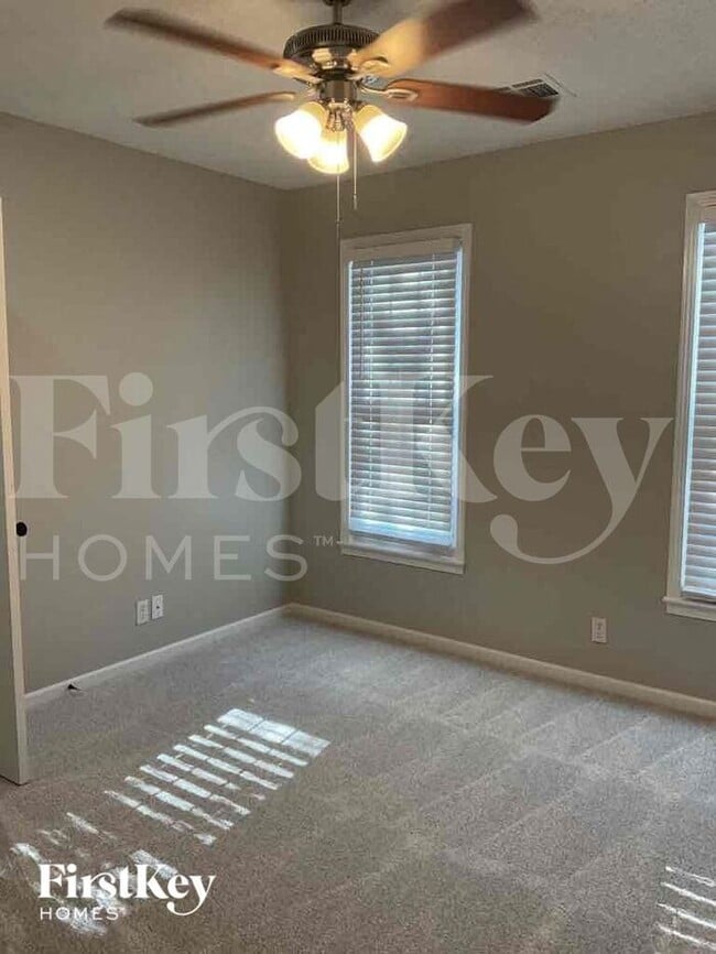 Building Photo - 8533 N Overland Dr