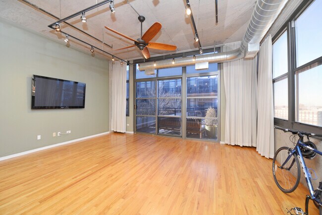 Building Photo - 900 N Kingsbury St