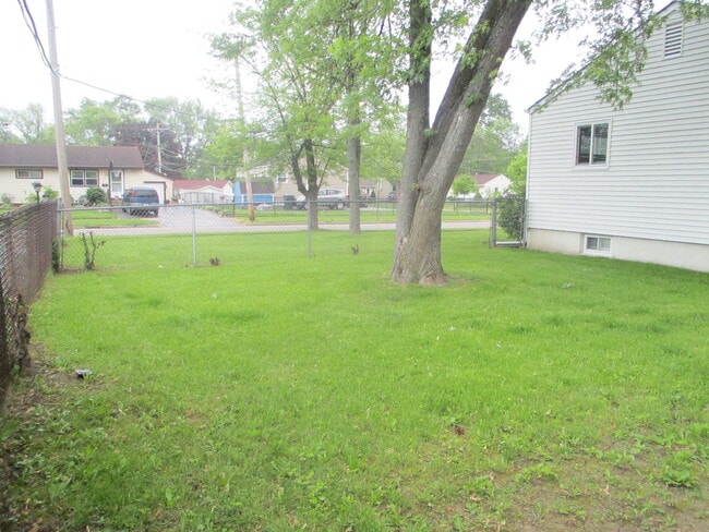 Building Photo - 1738 Ballentine St