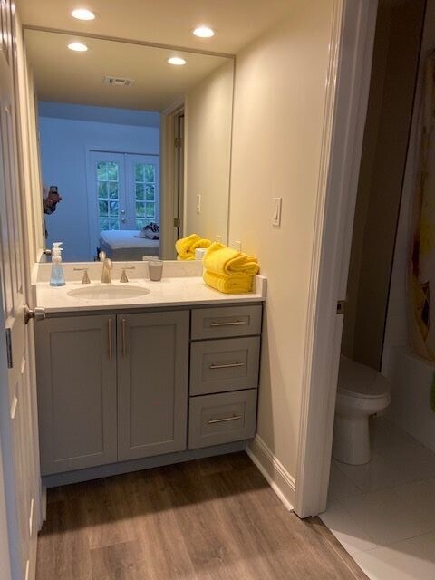 master vanity - 1765 Coliseum St