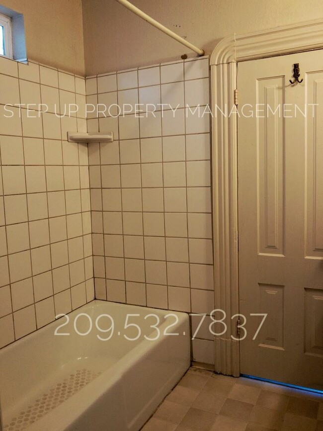 Building Photo - Conveniently located 2 Bedroom Home Near D...