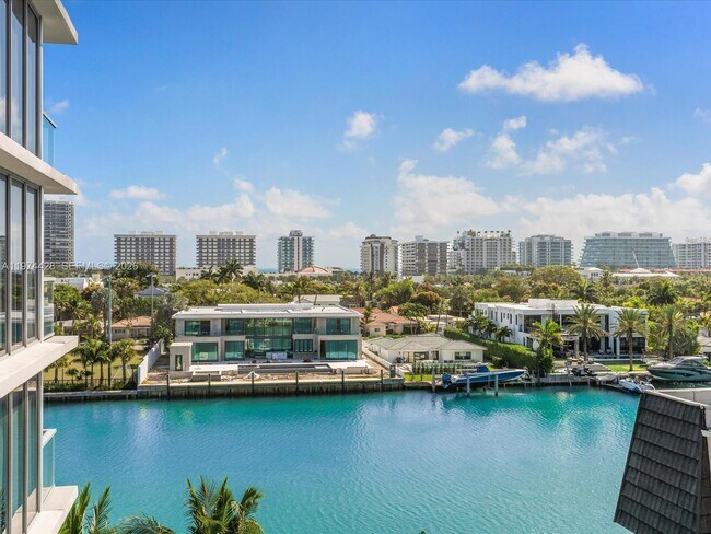 Building Photo - 9521 E Bay Harbor Dr