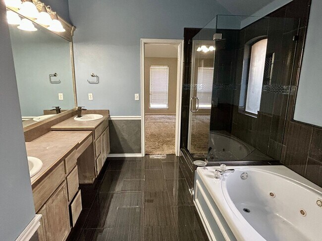 Building Photo - AVAILABLE NOW - $500 OFF FIRST FULL MONTH - Beautiful Home In Edmond School District!