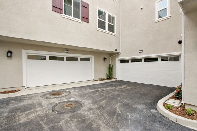 Building Photo - Charming Yorba Linda Townhome