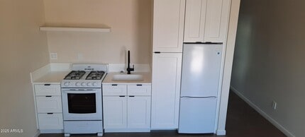 Building Photo - 1420 E Almeria Rd