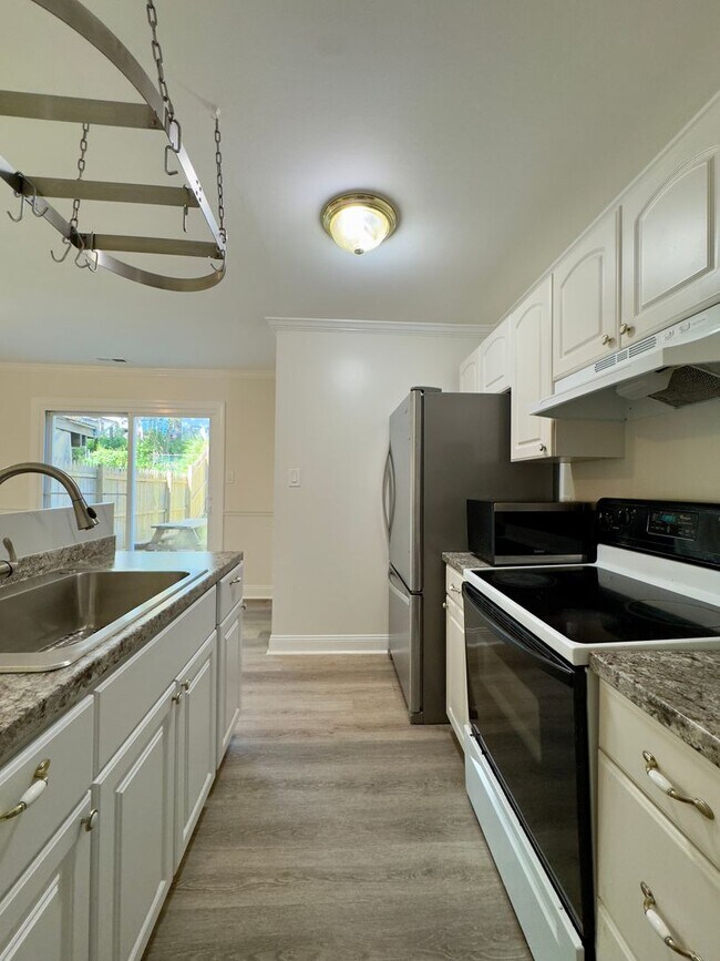 Building Photo - Charming 3Bed/1.5Bath Townhome in Rosedale