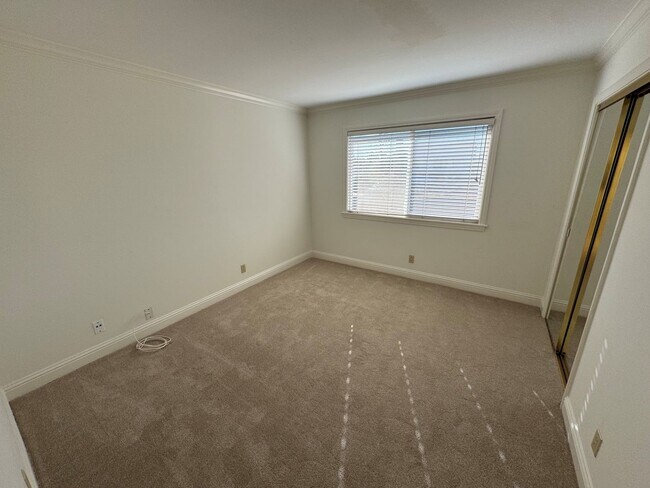 Building Photo - Spacious East Ventura Home- Many Interior Upgrades and Large Backyard!