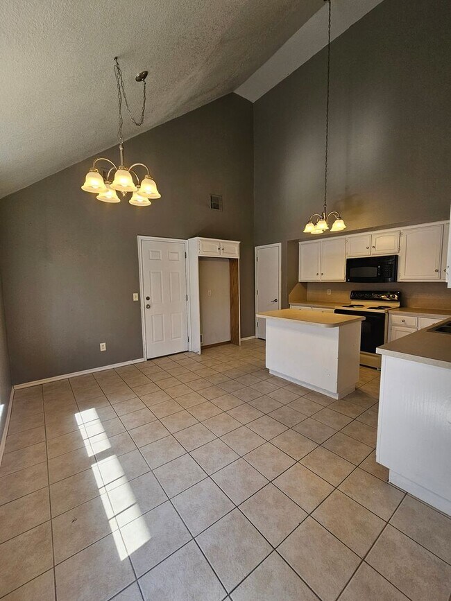 Building Photo - (4) Bed/(3) Bath in Moore with Storm Shelter! Avail NOW!!