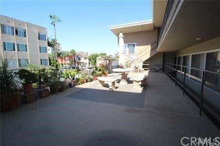 Building Photo - 6 7th Pl