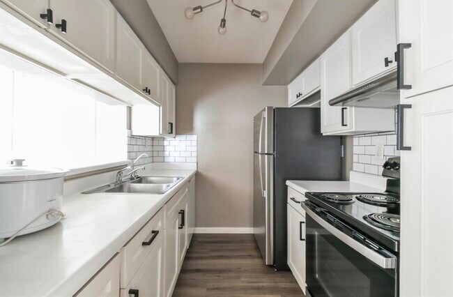 Building Photo - 8529 Hearth Dr