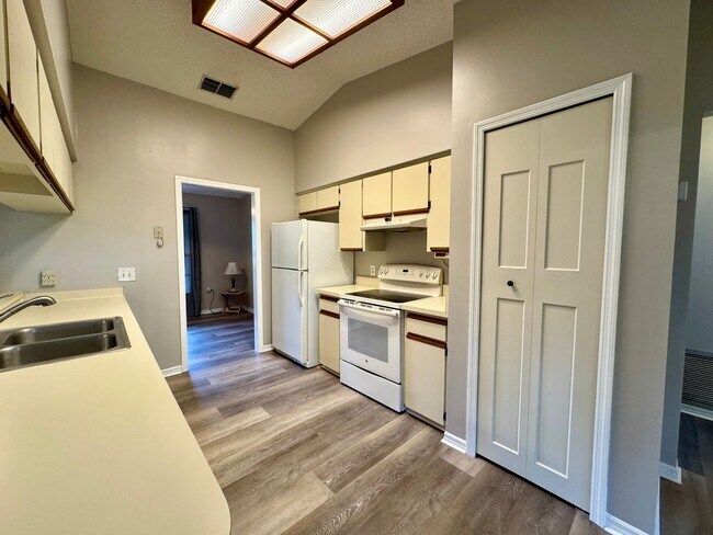 Building Photo - Fantastic 3/2 Sorrento Home with HOA!