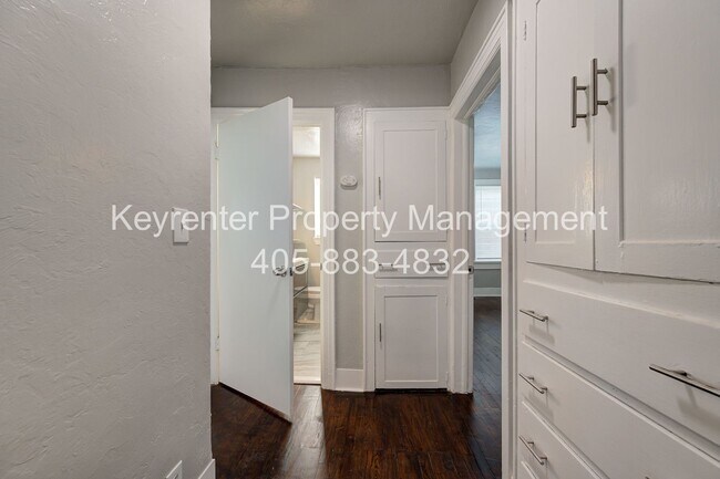 Building Photo - N Gatewood Ave Duplex
