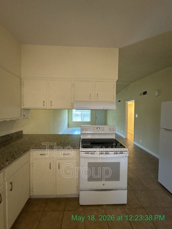 Building Photo - 1140 W Tulare Ave