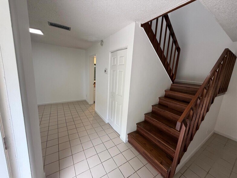 Building Photo - 1640 Forest Lakes Cir