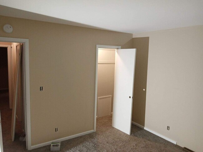 Bedroom 1/ closet - 2209 N North Ave