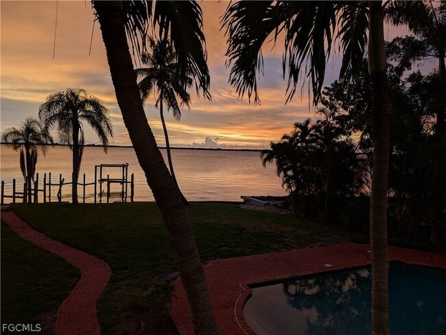 Building Photo - 2878 Valencia Way