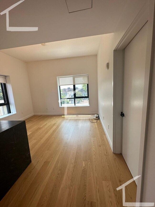 Building Photo - Large 3 Bedroom at Coolidge Corner, Heat, ...