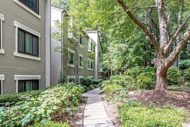 Building Photo - 2210 Springwood Dr