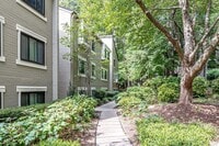 Building Photo - 2210 Springwood Dr