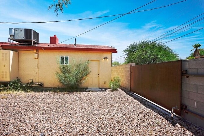 Building Photo - Coming Soon - Charming, Spacious 1Bdrm/1Ba...
