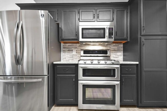 Building Photo - Three Bedroom with Bonus!