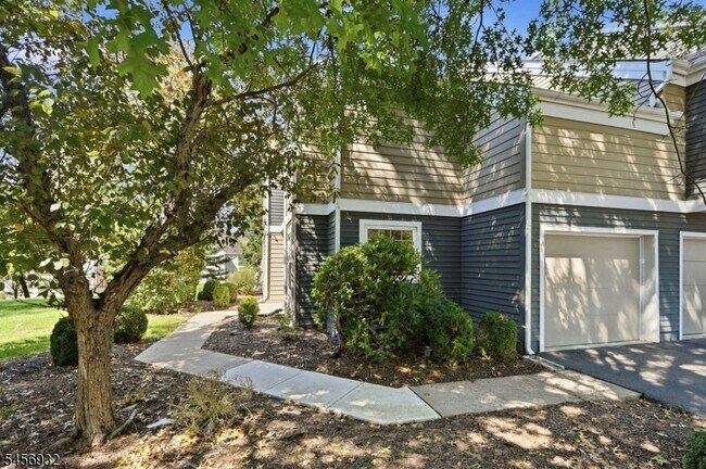 Building Photo - 81 Village Cir