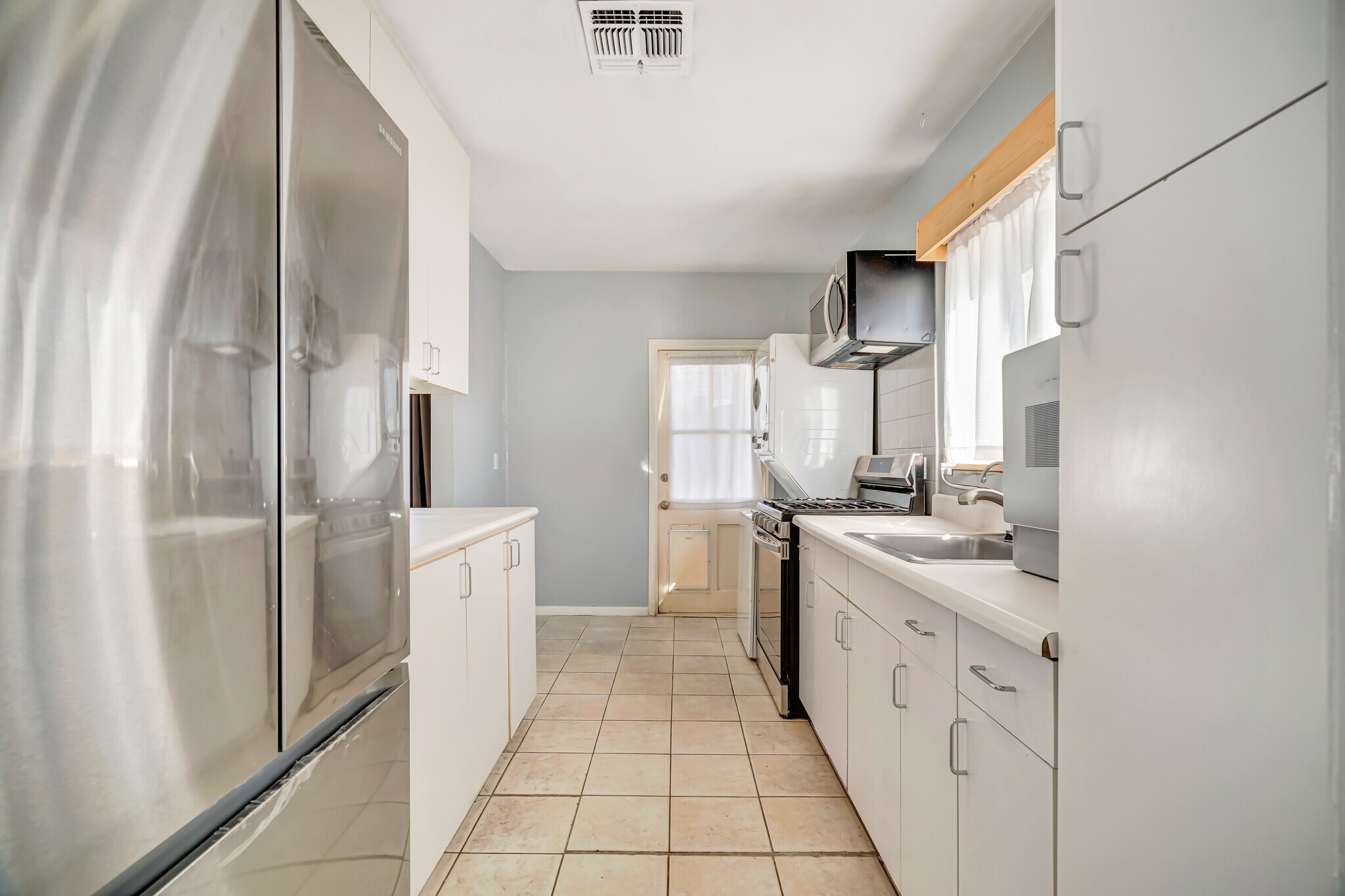 Building Photo - 15157 Valleyheart Dr