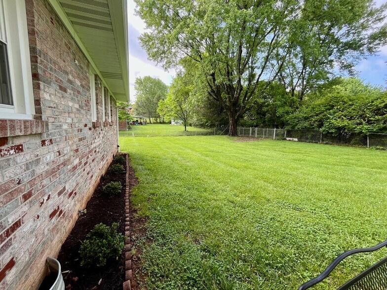 Building Photo - 2707 Granbrook Dr