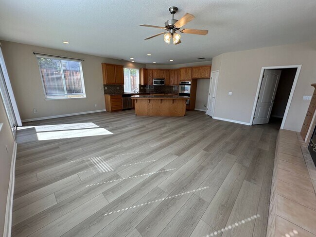 Building Photo - Gorgeous 6 Bedroom, 3 Bath Antioch Home