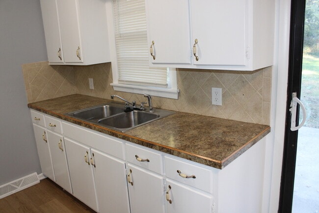 Building Photo - Spacious 3 bedrooms and 2 bath with vanity...