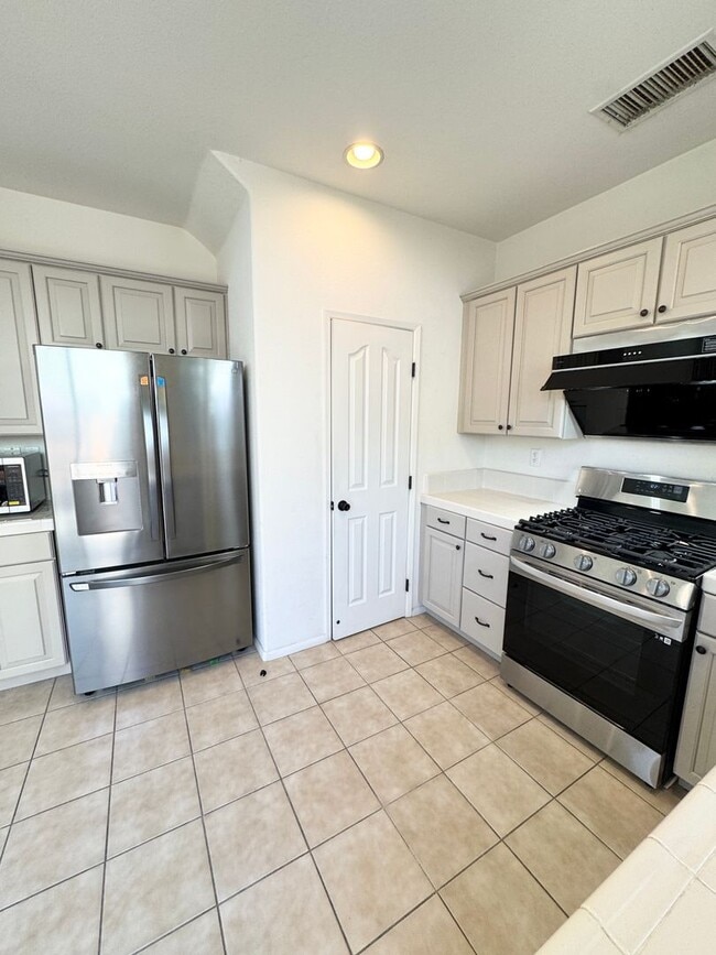 Building Photo - THREE BEDROOM TWO AND A HALF BATH POOL USE SEE VIDEO