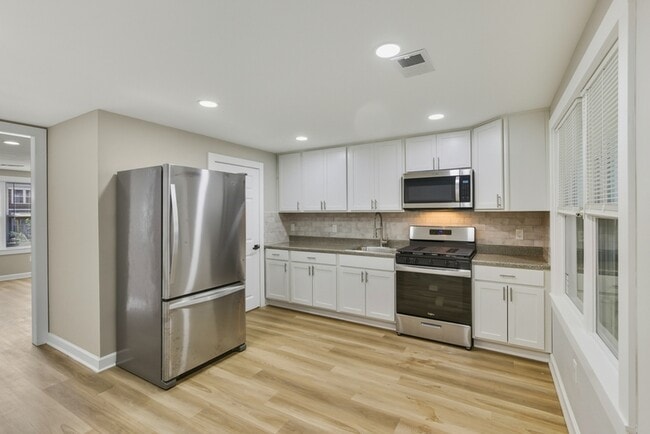 Building Photo - 2445 Harriet Ave