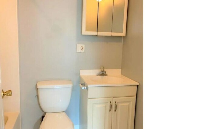 Building Photo - SCAD-Friendly 3BR Home Near Bus Route – Perfect for Roommates