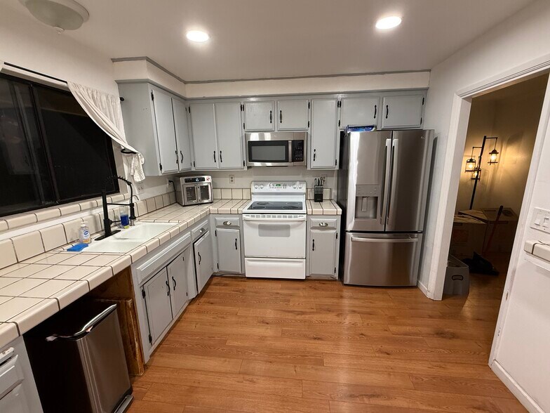 Building Photo - 1868 Cherokee Dr