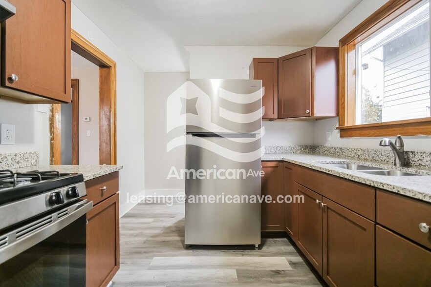 Building Photo - 247 Goodview Ave