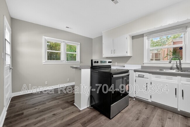 Building Photo - 2322 Belfast Dr