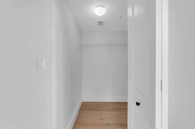 Building Photo - 400 Crestwood Ct N