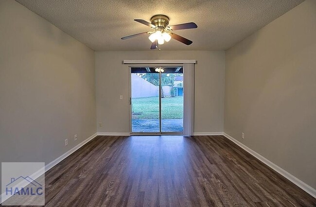 Building Photo - 910 Brett Dr
