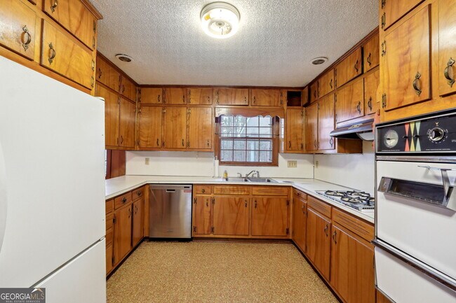 Building Photo - 5140 Lakewood Dr