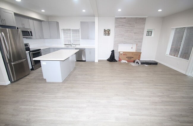 Building Photo - NEWER CONSTRUCTION 8 BEDROOM, 3 BATH HOME BY UW!