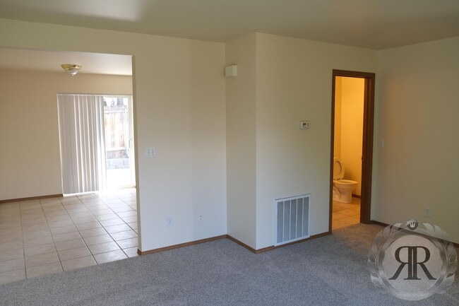 Building Photo - 2 Bedroom, 1 1/2 Bath Townhouse - Move In Ready!