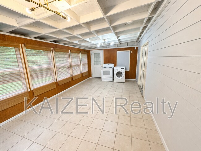 Building Photo - 449 Green Acres Rd